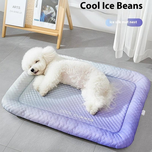 🐶🧊 50% KORTING! Stop met het zien van je hijgende huisdier op de hete vloer! Dit is geen gewoon matje, dit is een persoonlijke airco voor zijn vacht. De zijde absorbeert zijn hitte en blijft urenlang ijskoud!