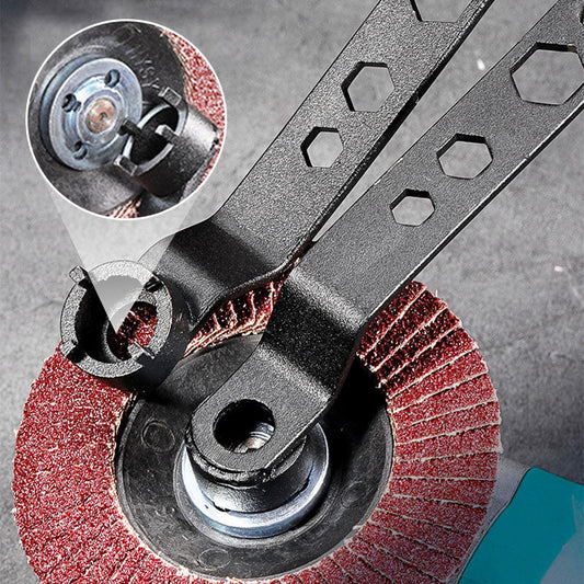 🔧🔥 50% KORTING! Stop met het knoeien met slippende sleutels! Deze 4-klauwen haakse slijper sleutel heeft 6 maten in 1, grijpt als een bankschroef, en met het lange handvat draai je alles los.