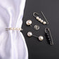 ✨👗 50% KORTING! Stop met het hijsen van je decolleté! Deze parelbroche met strass klemt zich vast als een sieraad, maakt elke outfit af, en voorkomt ongewenste inkijkjes – 6 stijlen, 0 zorgen!