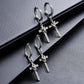 🎁✝️ 50% KORTING! Twee ringen omarmen een strak, tijdloos kruis – en jij hebt geen gaatjes nodig om het te dragen. Deze oorbelclip is het meest vergevingsgezinde sieraad dat je ooit zult vinden. Draag hem, geef hem, min hem.