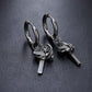 🎁✝️ 50% KORTING! Twee ringen omarmen een strak, tijdloos kruis – en jij hebt geen gaatjes nodig om het te dragen. Deze oorbelclip is het meest vergevingsgezinde sieraad dat je ooit zult vinden. Draag hem, geef hem, min hem.