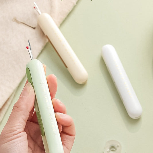 🧵 Slechter zicht? Geen probleem! Deze 2-in-1 tool rijgt elke naald in seconden en haalt stiksels foutloos los – telescopisch en altijd bij de hand. 50% KORTING!