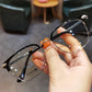 👓✨ 50% KORTING! Zo licht dat je vergeet dat je hem draagt, maar je naald, krant en scherm zijn ineens glashelder. Anti-blauw licht, geen schittering, en het perfecte cadeau voor je ouders.