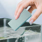 🚫 Geen krassen, geen middelen: dit creditcard-formaat schuurblok haalt kalk, algen en vlekken weg. Draai om en gebruik de andere kant voor je nagels!