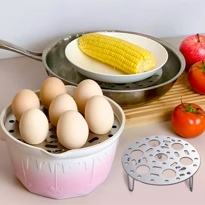 Zilverkleurig roestvrijstalen stoomrek met standaard voor koken