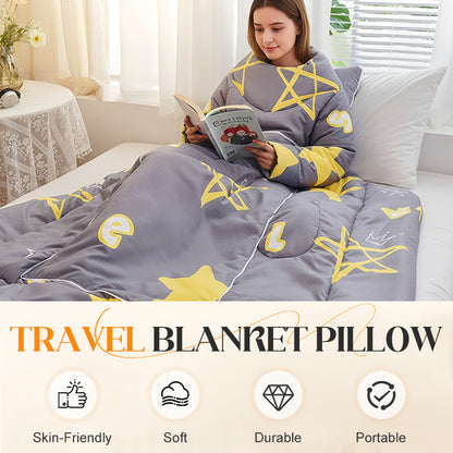 Nooit meer bibberen op reis! Deze deken-pillow met mouwen en verborgen rits geeft 360° warmte. Platte kant? Geen gezicht. Opgevouwen? Een kussen.