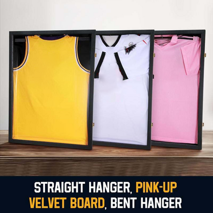 ⚽🧲 TIJDELIJK 50% KORTING! Stop met het wegstoppen van gesigneerde shirts in een stoffige kast! Deze magnetische houten fotolijst met acryl front pakt je sportheld kreukvrij in en toont hem als kunst.