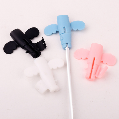 💥🎀 50% KORTING! Van rafelige kabels naar een vrolijke, beschermde oplader – dit cartoon vleugelkapje houdt je connector heel en je kabel vindbaar. In roze, wit, blauw & zwart!