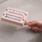 🛋️✨ 50% KORTING! Nooit meer hondenhaar en kruimels overal! Deze dubbele rollerborstel met kliksysteem plukt élk haartje en vuiltje in één haal van bank, bed en tapijt – licht, snel en klaar voor elke huishouding met huisdieren!