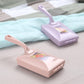 🛋️✨ 50% KORTING! Nooit meer hondenhaar en kruimels overal! Deze dubbele rollerborstel met kliksysteem plukt élk haartje en vuiltje in één haal van bank, bed en tapijt – licht, snel en klaar voor elke huishouding met huisdieren!
