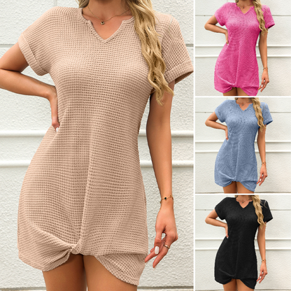 👗💥 50% KORTING! Stop met het staren naar een volle kast en "niets om aan te trekken"! Deze V-hals mini-jurk is je nieuwe geheime wapen – van werk tot weekend, altijd stijlvol in 1 beweging.