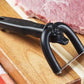 🥩🔪 50% KORTING! Nooit meer worstelen met taai vet! Deze vettrimmer met U-vormige houder en RVS-mes snijdt alleen het vet weg en laat al je malse vlees zitten – veilig, scherp en in seconden schoon!