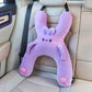 🚗💤 50% KORTING! Nooit meer een knikkend kinderhoofd in de auto! Dit H-vormige nekkussen met gordelsleuf en verstelbare hoofdsteunband houdt hoofd en nek stabiel – zacht pluche, schattig design. Veilig slapen, veilig rijden!