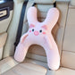 🚗💤 50% KORTING! Nooit meer een knikkend kinderhoofd in de auto! Dit H-vormige nekkussen met gordelsleuf en verstelbare hoofdsteunband houdt hoofd en nek stabiel – zacht pluche, schattig design. Veilig slapen, veilig rijden!