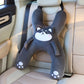 🚗💤 50% KORTING! Nooit meer een knikkend kinderhoofd in de auto! Dit H-vormige nekkussen met gordelsleuf en verstelbare hoofdsteunband houdt hoofd en nek stabiel – zacht pluche, schattig design. Veilig slapen, veilig rijden!