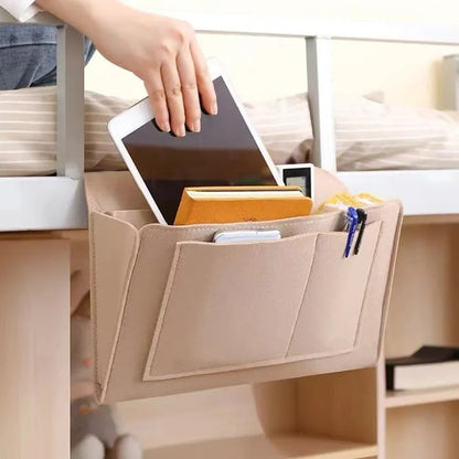 😴📚 Stop met zoeken naar je spullen in bed! Dé vilten opberghangzak met grote vakken past onder elk matras en bewaart laptop, tablet, boek en afstandsbediening netjes bij de hand. 50% KORTING!